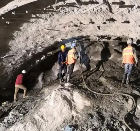 铁东拱顶带模注浆料的施工流程及注意事项